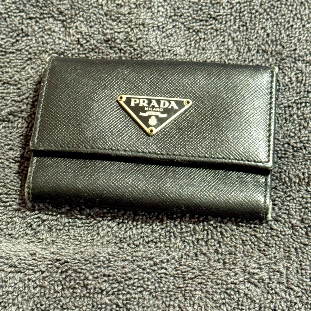 EUC PRADA 6-KEY CASE